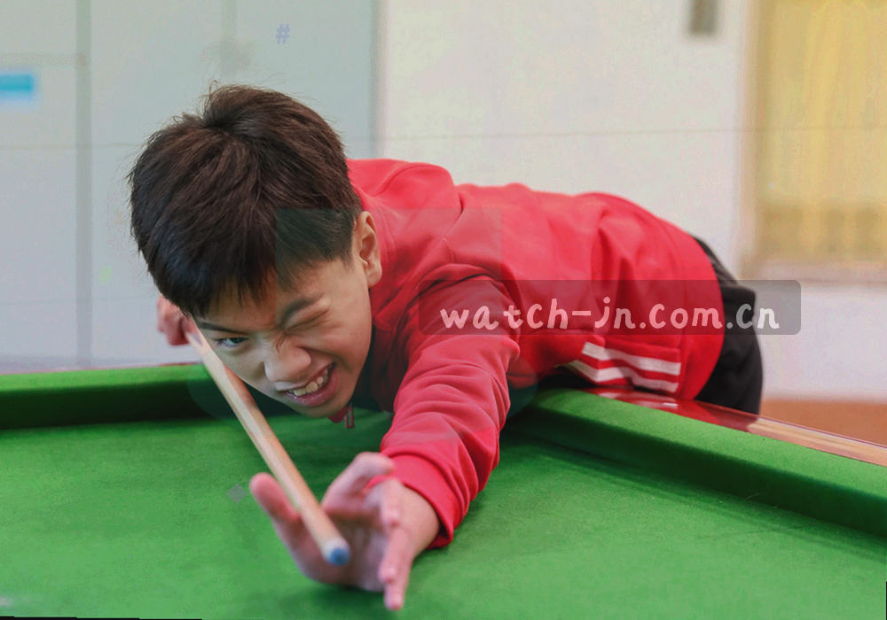 抽象折线统计图与球场线条的合成图